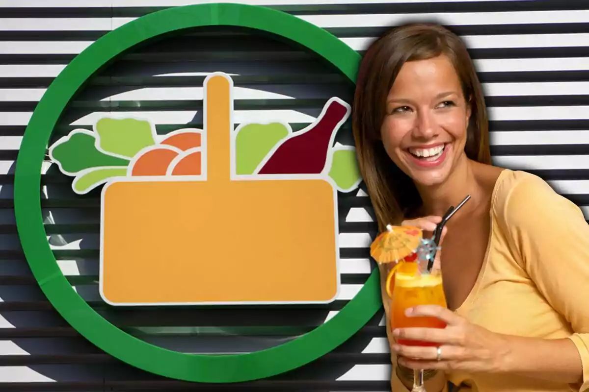 Mujer sonriendo con una bebida en la mano frente a un cartel de supermercado con un diseño de cesta de compras.