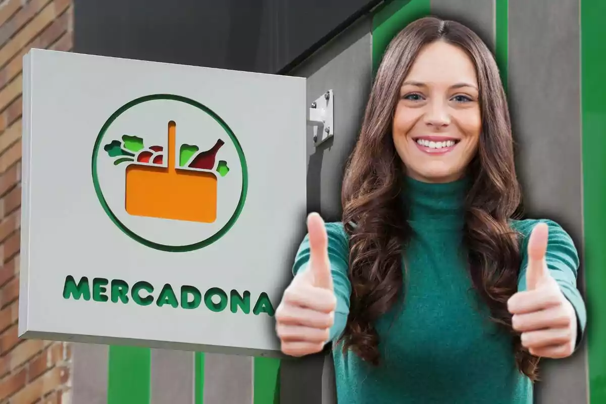 Una mujer sonriente con pulgares arriba junto a un letrero de Mercadona.