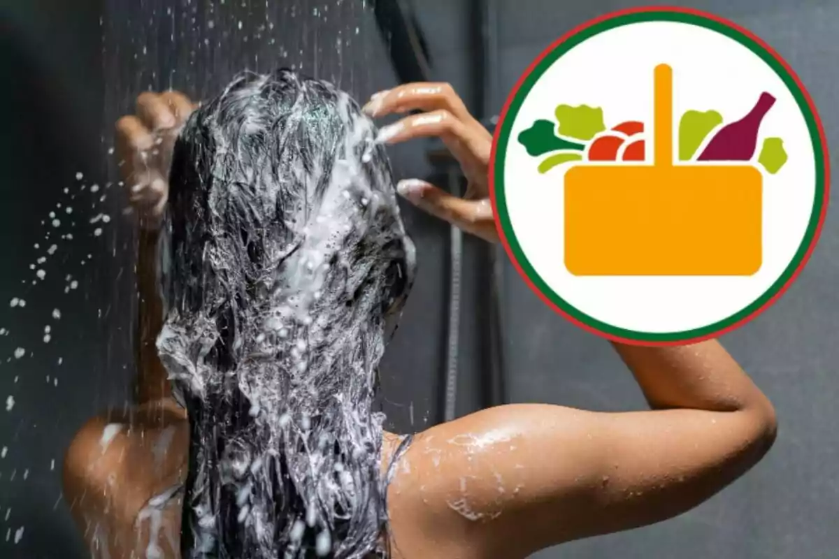 Persona lavándose el cabello en la ducha con un logotipo de una canasta de alimentos en la esquina superior derecha. Persona lavándose el cabello en la ducha con un logotipo de una canasta de alimentos en la esquina superior derecha.