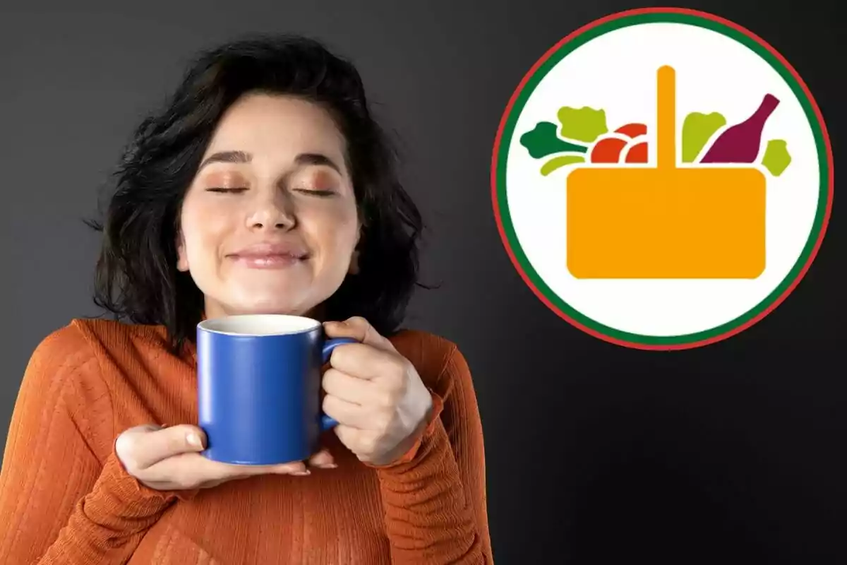 Mujer disfrutando de una bebida caliente con un logotipo de alimentos en el fondo.