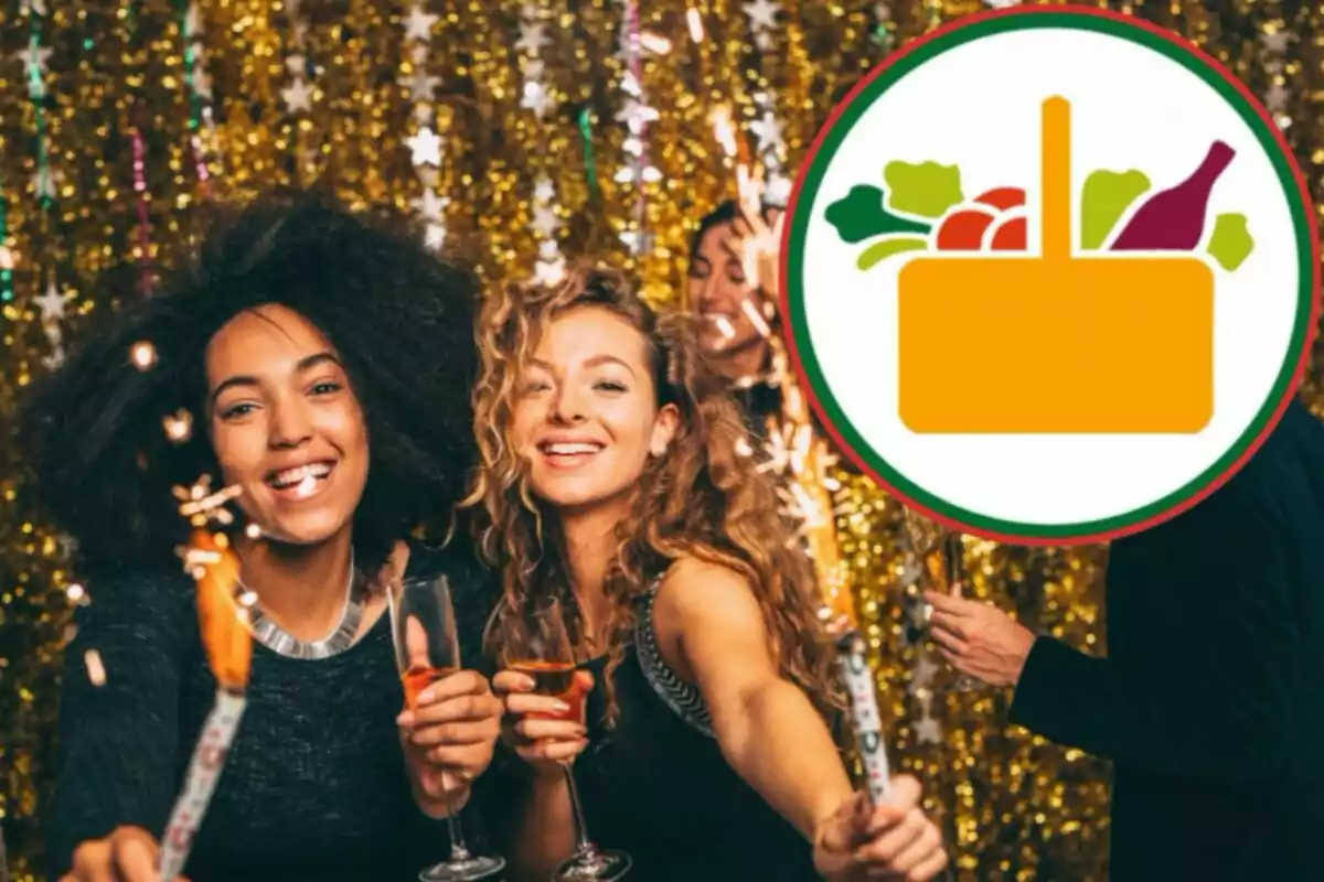 Personas celebrando con bebidas y bengalas frente a un fondo dorado con un gráfico de cesta de alimentos superpuesto.