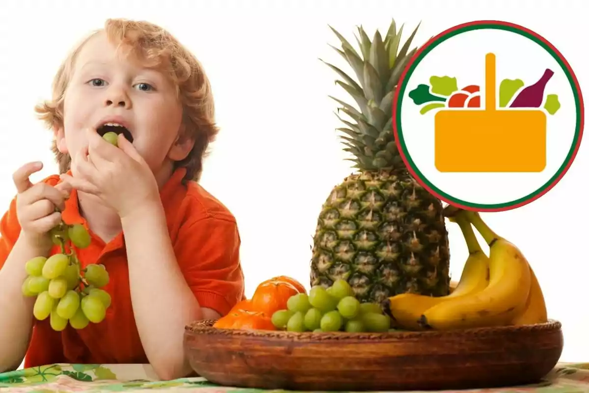 Niño comiendo uvas junto a una canasta de frutas variadas y un logotipo de alimentos saludables.