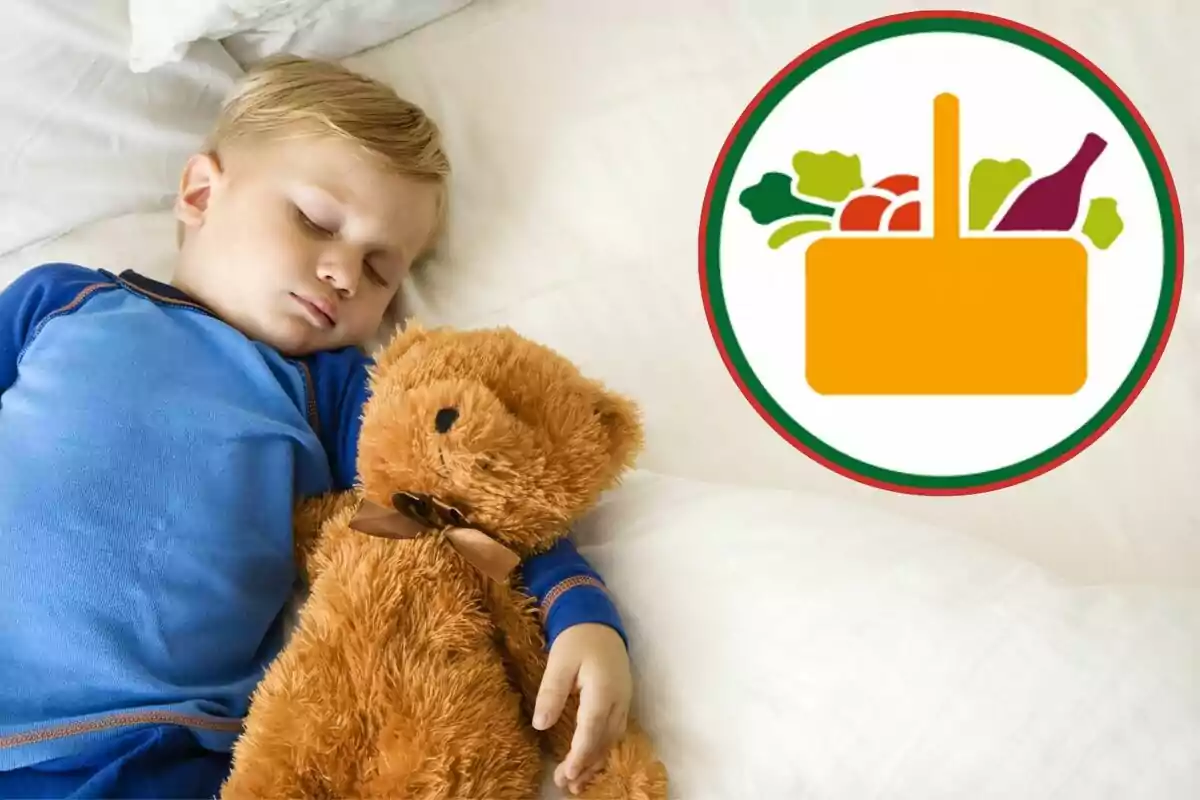 Un niño durmiendo en una cama con un oso de peluche, junto a un logotipo de una cesta de alimentos.