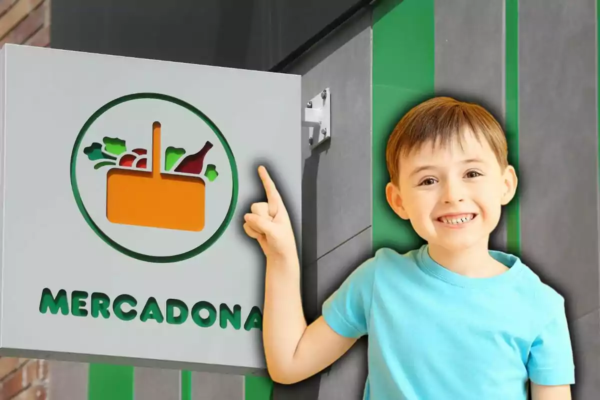 Un niño sonriente señalando el letrero de Mercadona.