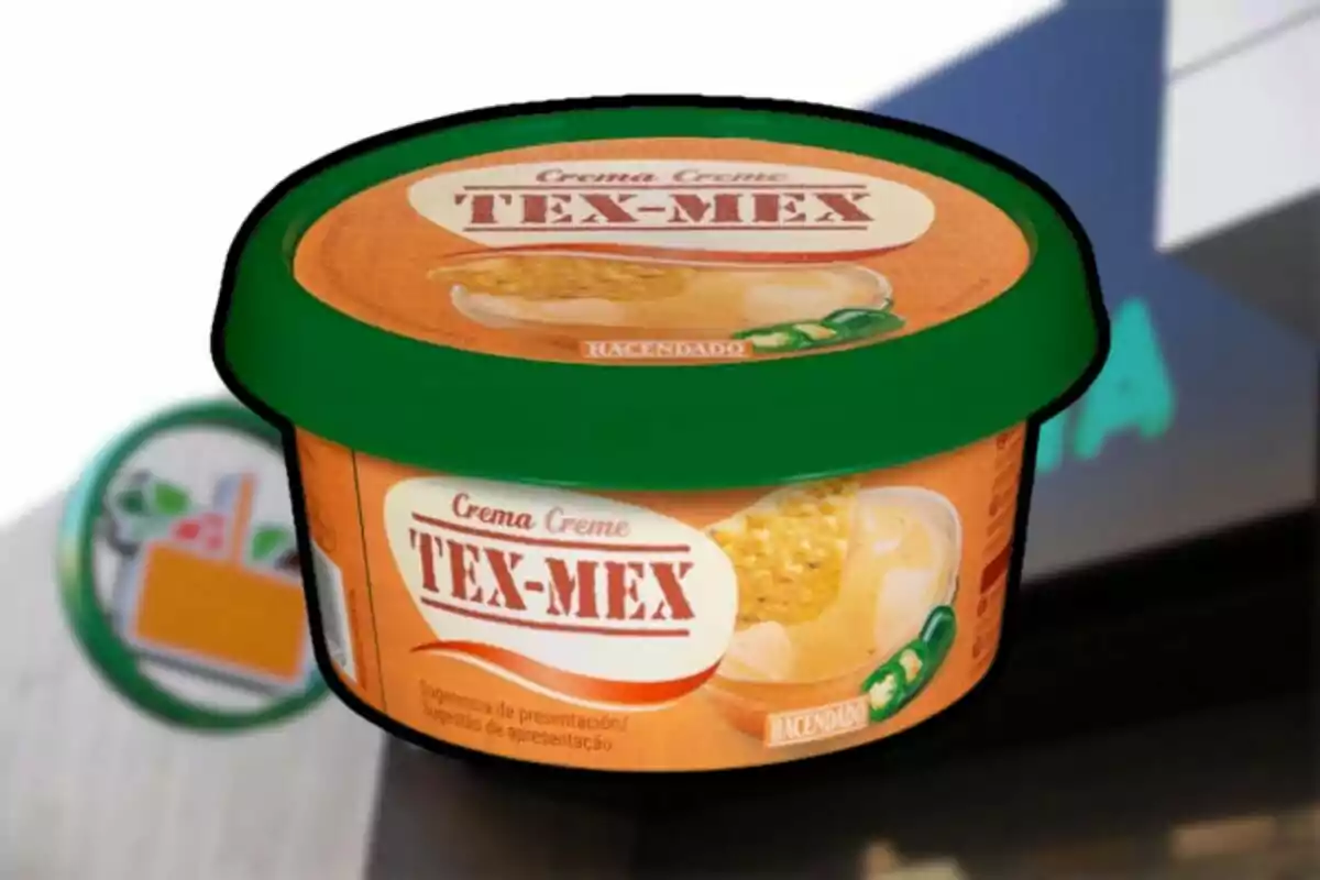 Envase de crema Tex-Mex de la marca Hacendado con diseño en tonos naranjas y verdes. Envase de crema Tex-Mex de la marca Hacendado con diseño en tonos naranjas y verdes.