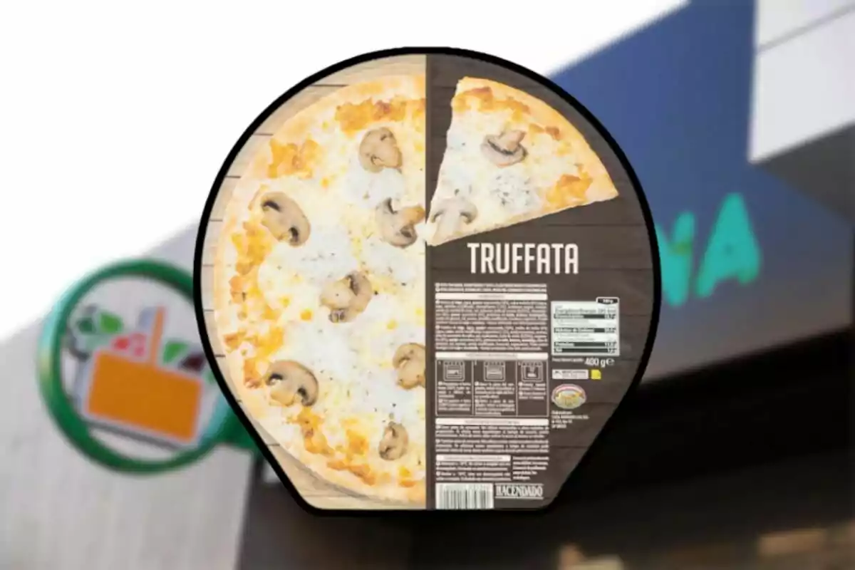 Pizza Truffata de la marca Hacendado en su empaque frente a una tienda Pizza Truffata de la marca Hacendado en su empaque frente a una tienda