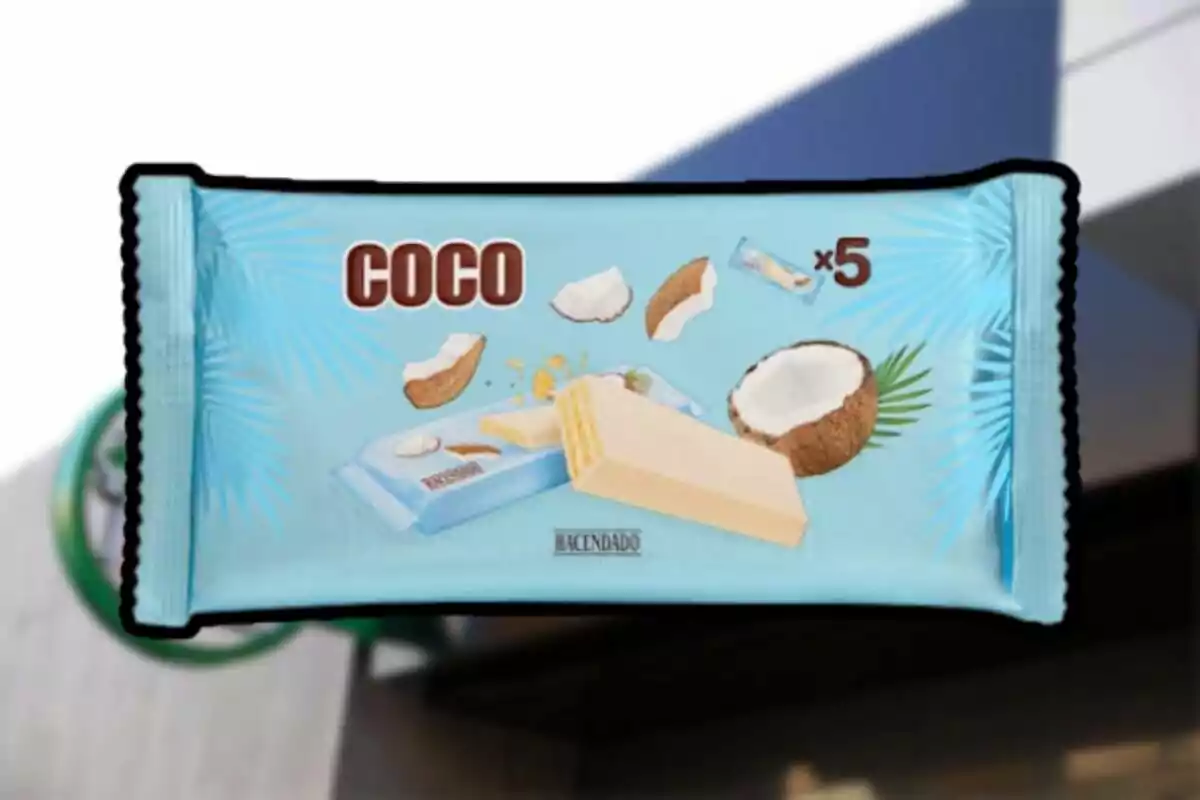Paquete azul de barquillos sabor coco de la marca Hacendado con ilustraciones de coco y cinco unidades Paquete azul de barquillos sabor coco de la marca Hacendado con ilustraciones de coco y cinco unidades