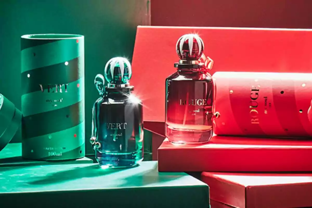 Dos frascos de perfume, uno verde y otro rojo, con sus respectivas cajas decorativas a juego en un fondo de colores verde y rojo. Dos frascos de perfume, uno verde y otro rojo, con sus respectivas cajas decorativas a juego en un fondo de colores verde y rojo.