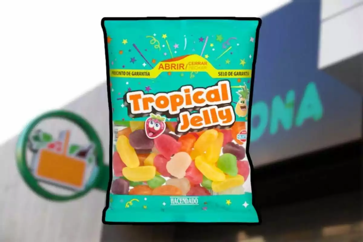 Bolsa de golosinas Tropical Jelly de la marca Hacendado con fondo de una tienda Bolsa de golosinas Tropical Jelly de la marca Hacendado con fondo de una tienda
