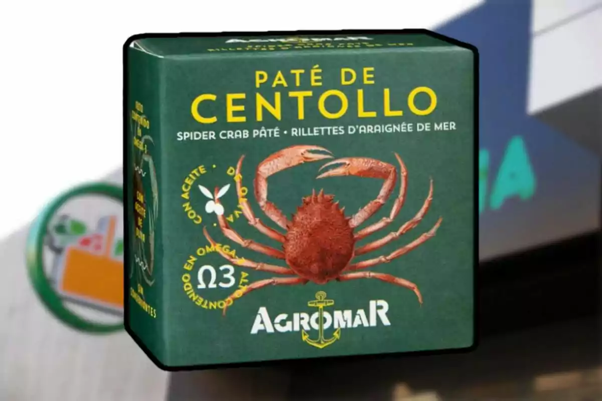 Caja de paté de centollo de la marca Agromar con diseño de cangrejo en el frente y texto en varios idiomas. Caja de paté de centollo de la marca Agromar con diseño de cangrejo en el frente y texto en varios idiomas.