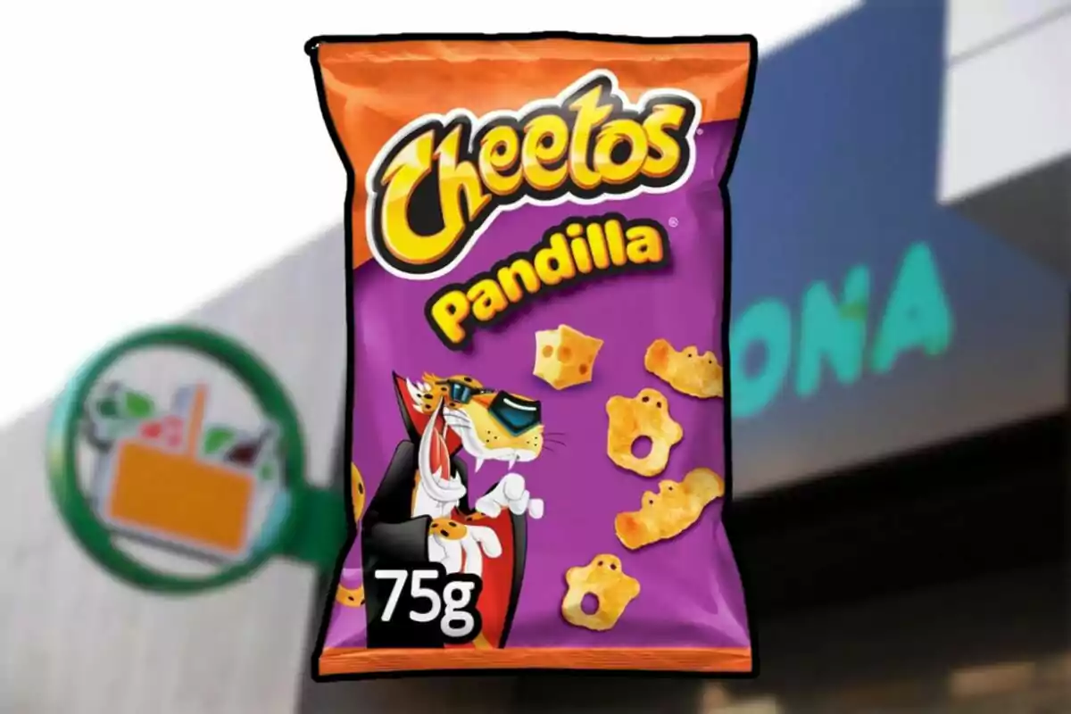 Bolsa de Cheetos Pandilla de 75 gramos con fondo de una tienda difuminada Bolsa de Cheetos Pandilla de 75 gramos con fondo de una tienda difuminada