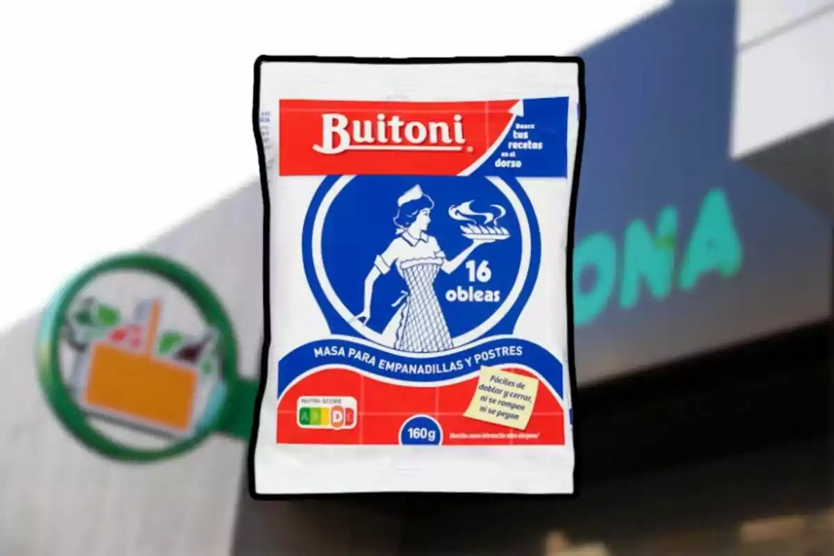 Paquete de obleas Buitoni para empanadillas y postres con un fondo de supermercado. Paquete de obleas Buitoni para empanadillas y postres con un fondo de supermercado.