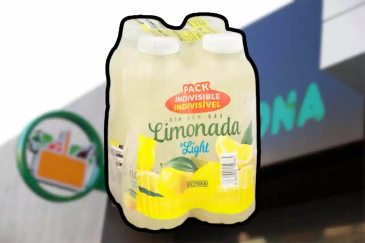Pack de botellas de limonada light de la marca Hacendado frente a un supermercado Pack de botellas de limonada light de la marca Hacendado frente a un supermercado