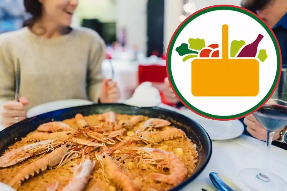 Personas disfrutando de una paella de mariscos con un logotipo de alimentos en primer plano.