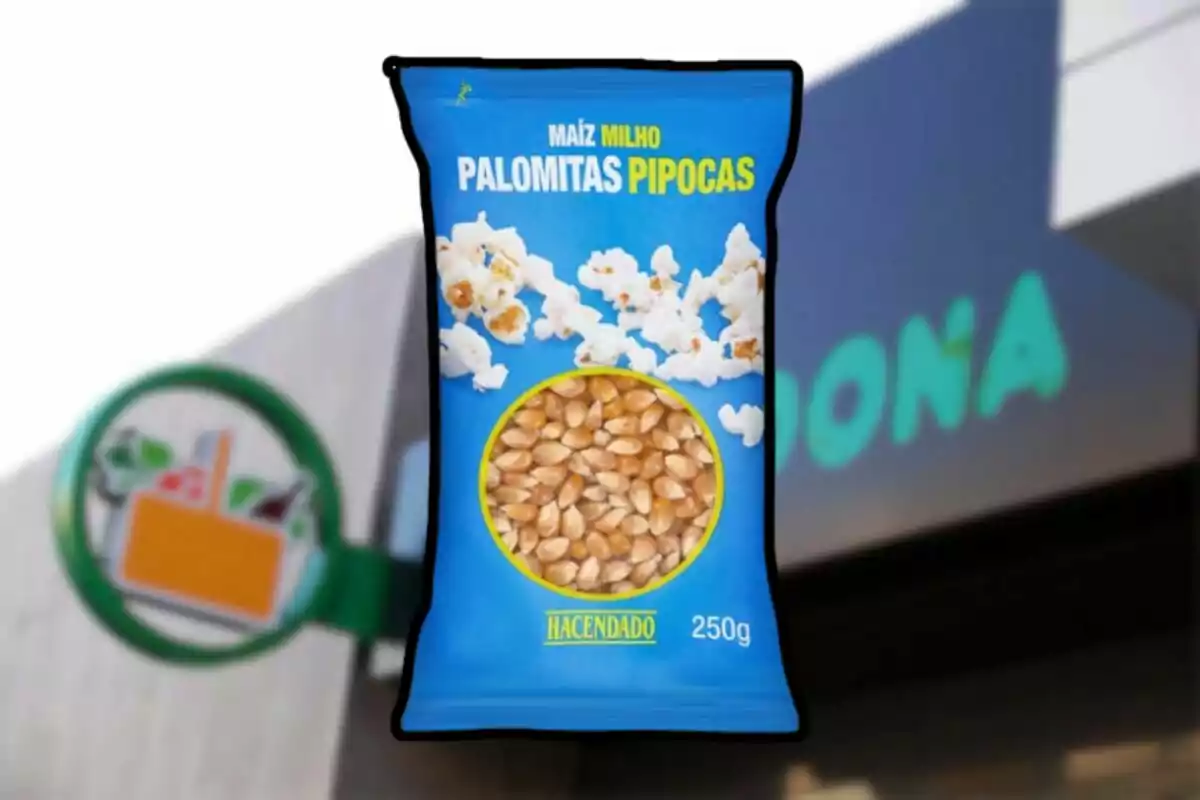 Bolsa de maíz para palomitas de la marca Hacendado con fondo de supermercado. Bolsa de maíz para palomitas de la marca Hacendado con fondo de supermercado.