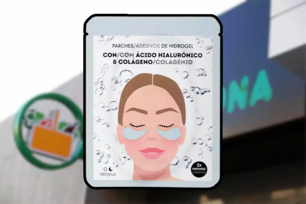 Envase de parches de hidrogel con ácido hialurónico y colágeno de la marca Deliplus frente a una tienda. Envase de parches de hidrogel con ácido hialurónico y colágeno de la marca Deliplus frente a una tienda.