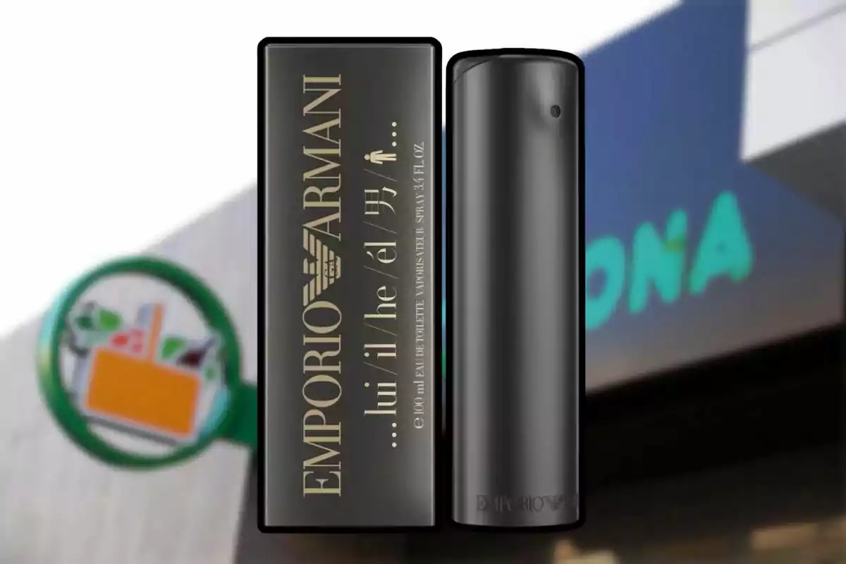 Un frasco de perfume Emporio Armani frente a un cartel borroso de supermercado. Un frasco de perfume Emporio Armani frente a un cartel borroso de supermercado.