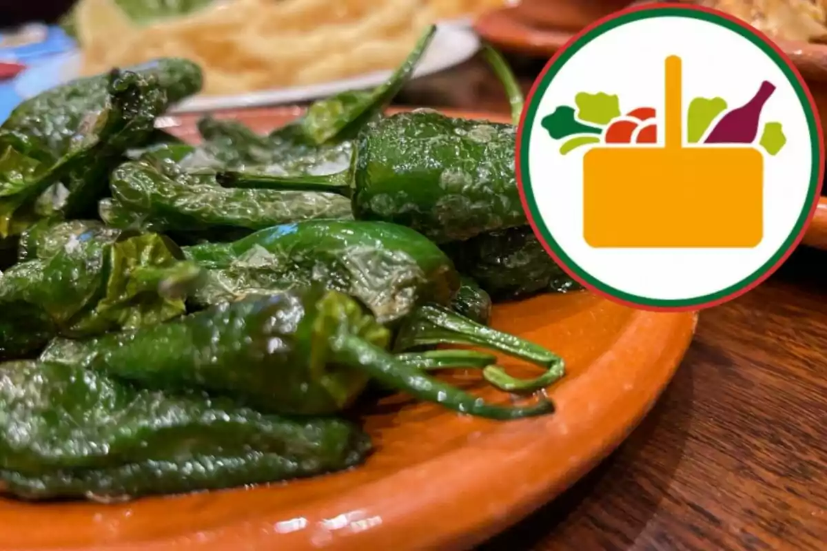 Pimientos verdes asados servidos en un plato de barro con un icono de cesta de alimentos en la esquina superior derecha Pimientos verdes asados servidos en un plato de barro con un icono de cesta de alimentos en la esquina superior derecha