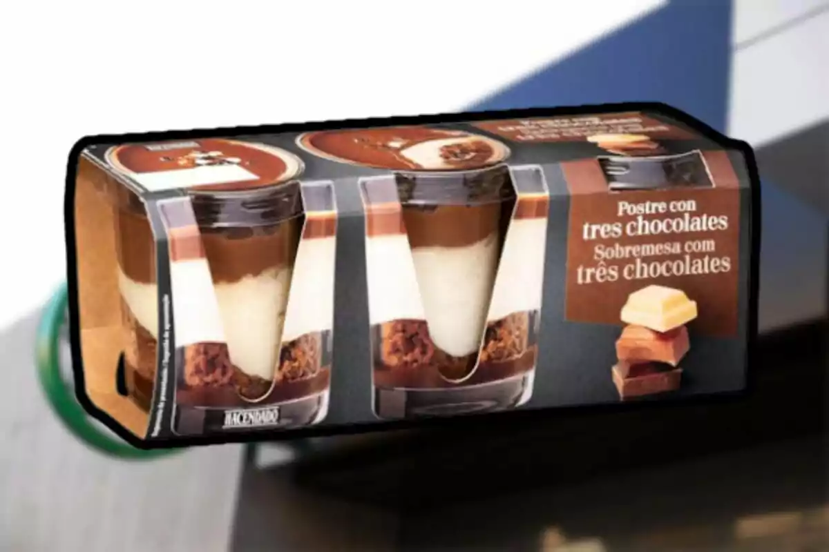 Envase de postre de tres chocolates de la marca Hacendado. Envase de postre de tres chocolates de la marca Hacendado.