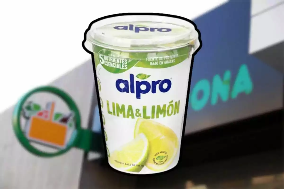 Envase de yogur de lima y limón de la marca Alpro con fondo de tienda difuminado. Envase de yogur de lima y limón de la marca Alpro con fondo de tienda difuminado.