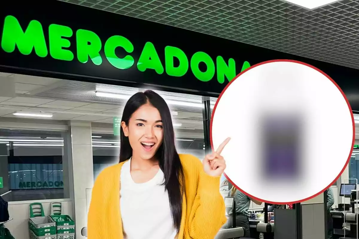 Una mujer sonriente con un suéter amarillo señala hacia un círculo borroso frente a una tienda Mercadona.