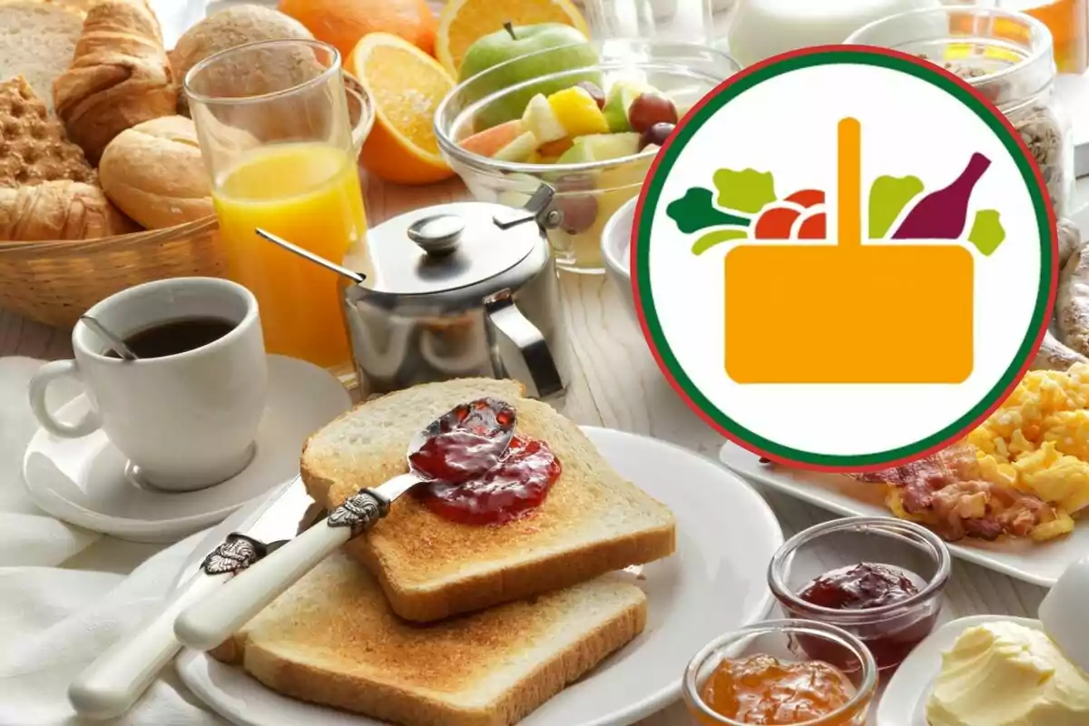 Desayuno con tostadas, mermelada, café, jugo de naranja, frutas y panecillos, con un logotipo de una canasta de alimentos en la esquina derecha.