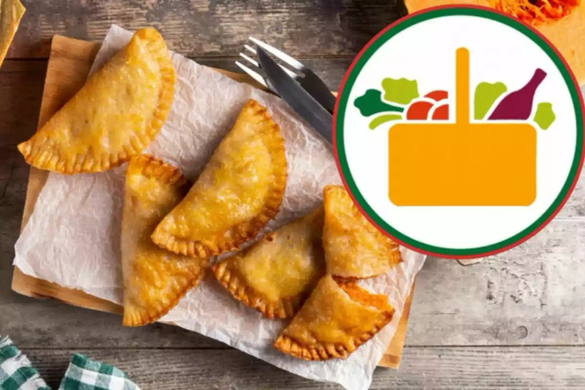 Empanadas doradas sobre papel encerado con un logo de canasta de alimentos en la esquina superior derecha. Empanadas doradas sobre papel encerado con un logo de canasta de alimentos en la esquina superior derecha.