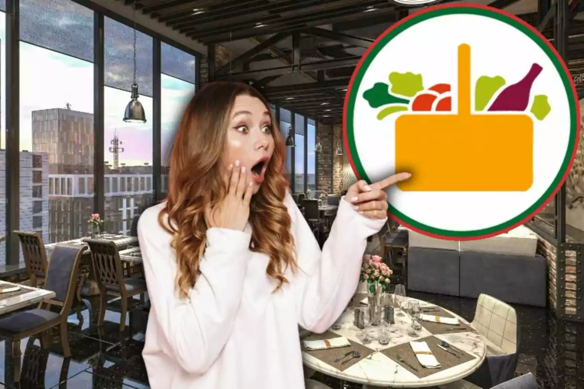 Una mujer sorprendida señala un logotipo de alimentos en un restaurante moderno con grandes ventanales.