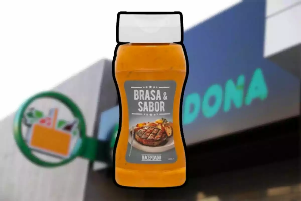 Botella de salsa con etiqueta Botella de salsa con etiqueta