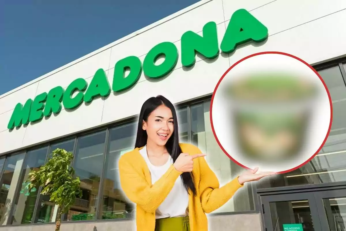 Una mujer sonriente con un suéter amarillo señala un producto borroso frente a una tienda de Mercadona.