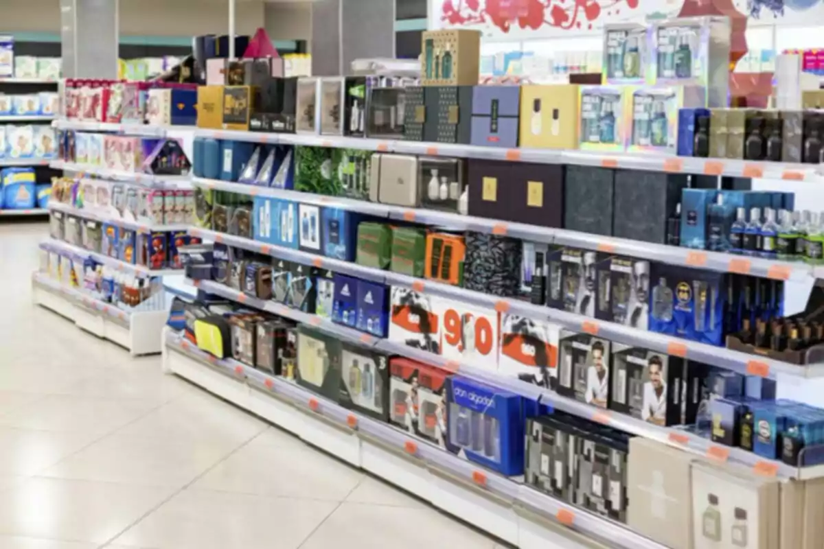 Estantería de supermercado con productos de cuidado personal y cajas de regalo. Estantería de supermercado con productos de cuidado personal y cajas de regalo.