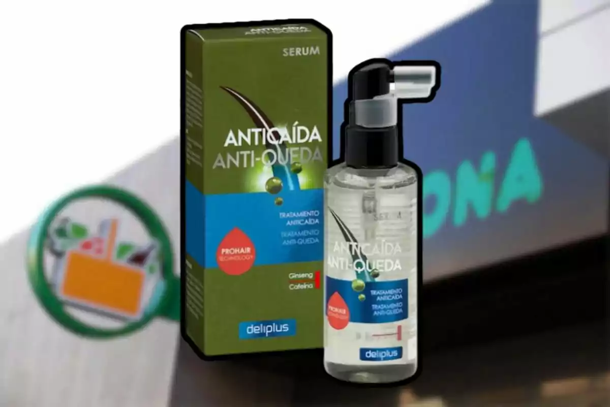 Imagen de un producto anticaída del cabello de la marca Deliplus frente a un supermercado. Imagen de un producto anticaída del cabello de la marca Deliplus frente a un supermercado.