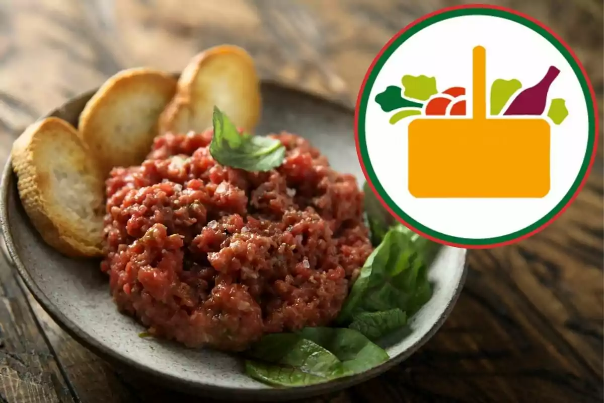 Un plato de tartar de carne acompañado de rebanadas de pan y hojas verdes, con un logotipo de alimentos en la esquina superior derecha. Un plato de tartar de carne acompañado de rebanadas de pan y hojas verdes, con un logotipo de alimentos en la esquina superior derecha.