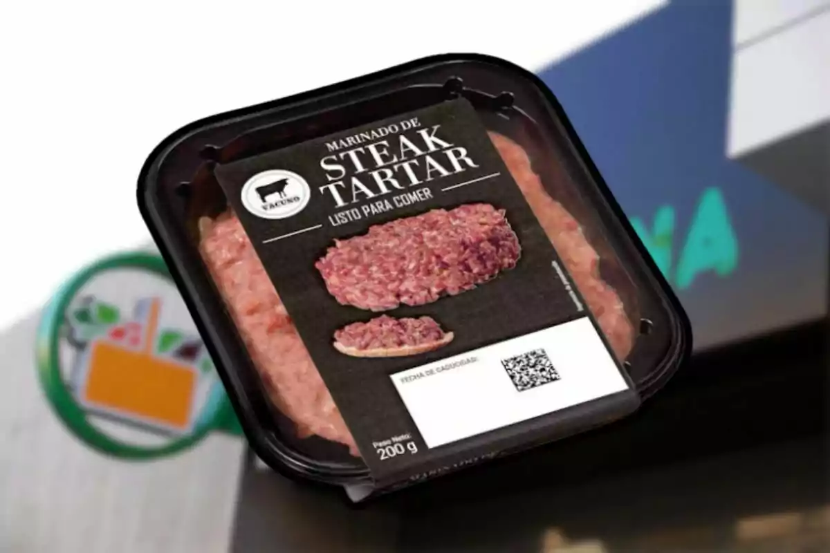 Envase de steak tartar marinado listo para comer con fondo de supermercado. Envase de steak tartar marinado listo para comer con fondo de supermercado.