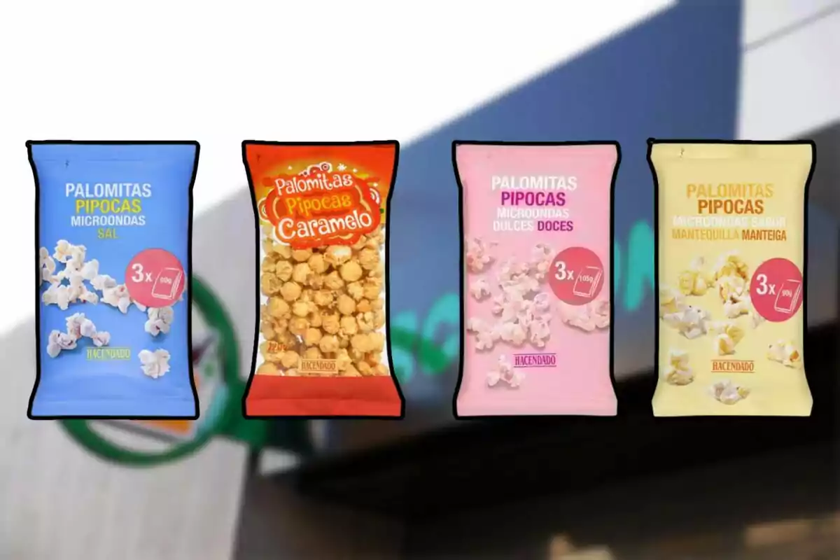 Cuatro bolsas de palomitas de maíz de diferentes sabores y colores de la marca Hacendado, incluyendo sal, caramelo, dulces y mantequilla, con un fondo desenfocado. Cuatro bolsas de palomitas de maíz de diferentes sabores y colores de la marca Hacendado, incluyendo sal, caramelo, dulces y mantequilla, con un fondo desenfocado.