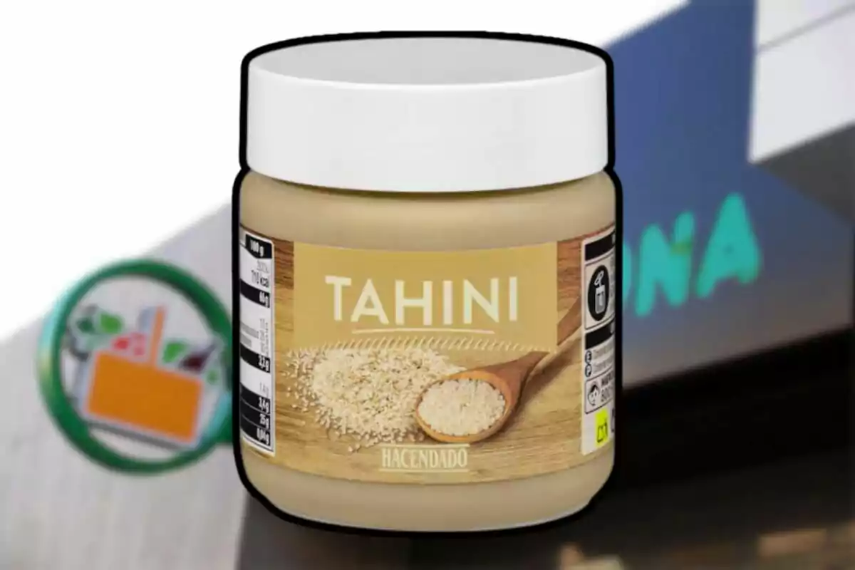 Tarro de tahini de la marca Hacendado con fondo de supermercado Mercadona desenfocado Tarro de tahini de la marca Hacendado con fondo de supermercado Mercadona desenfocado