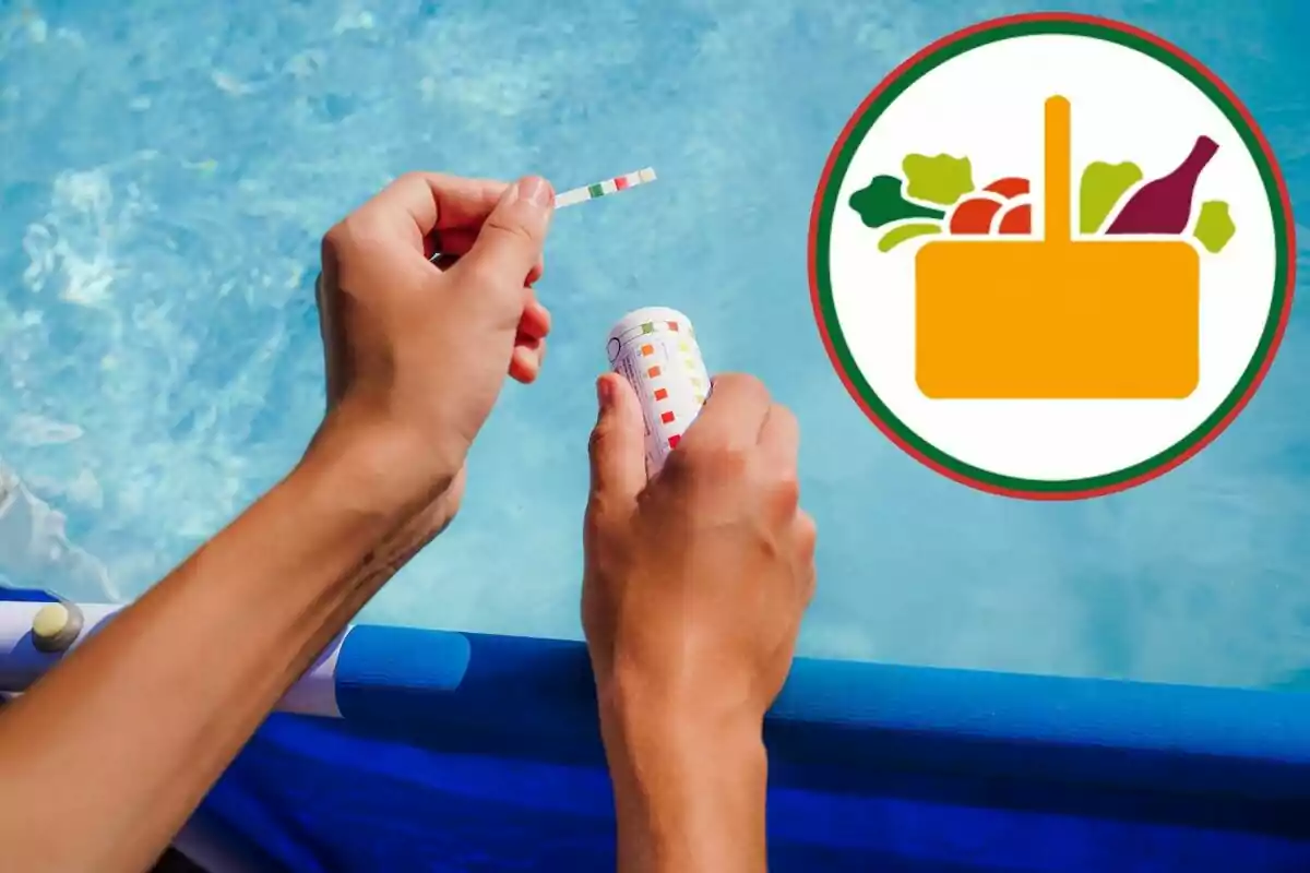 Una persona sostiene una tira reactiva y un envase junto a una piscina, con un logotipo de alimentos en la esquina superior derecha. Una persona sostiene una tira reactiva y un envase junto a una piscina, con un logotipo de alimentos en la esquina superior derecha.