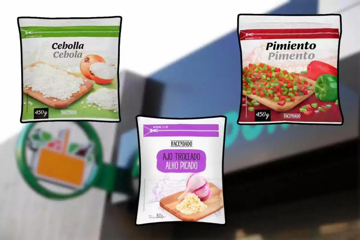 Tres paquetes de productos congelados de la marca Hacendado: cebolla picada, ajo troceado y pimiento picado, con un fondo desenfocado de un supermercado. Tres paquetes de productos congelados de la marca Hacendado: cebolla picada, ajo troceado y pimiento picado, con un fondo desenfocado de un supermercado.