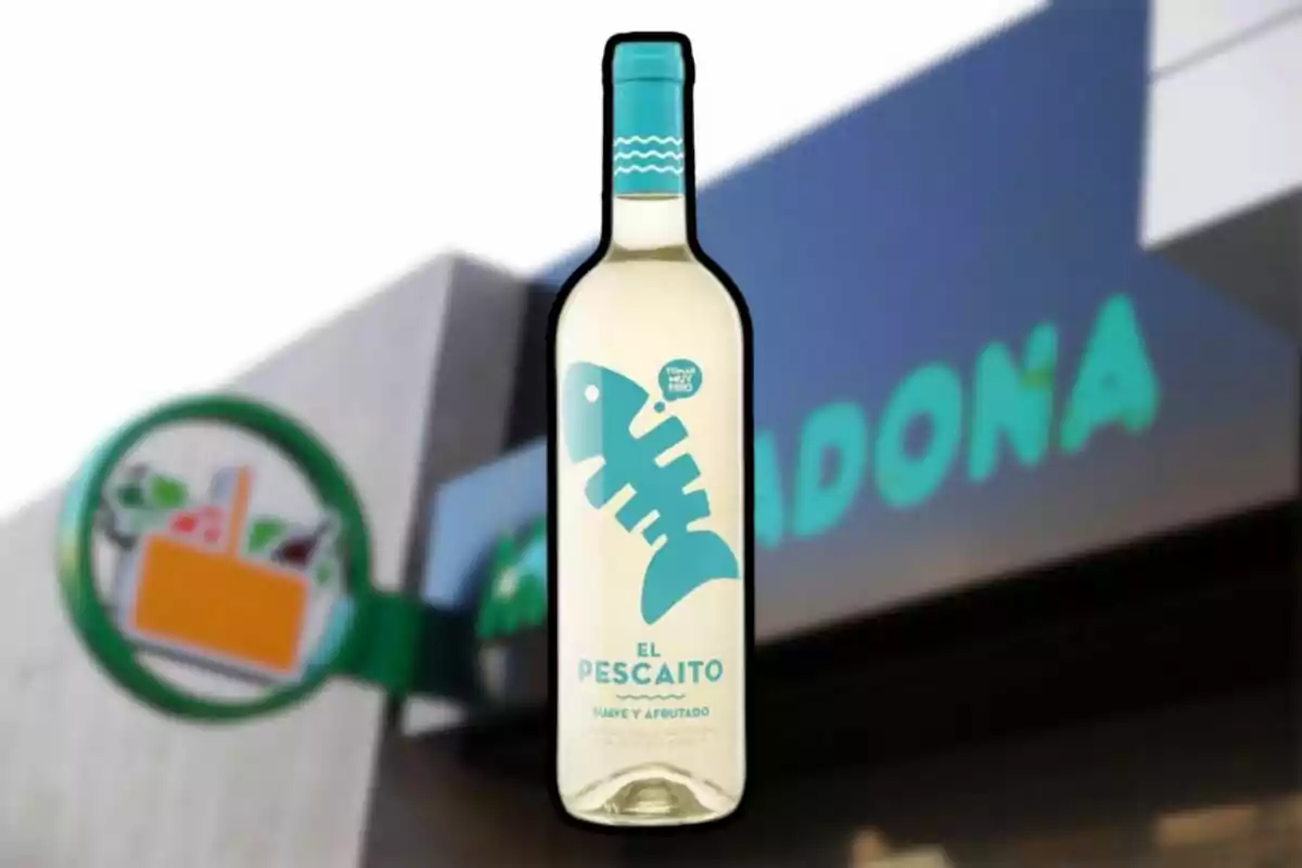 Botella de vino blanco con etiqueta azul que dice Botella de vino blanco con etiqueta azul que dice