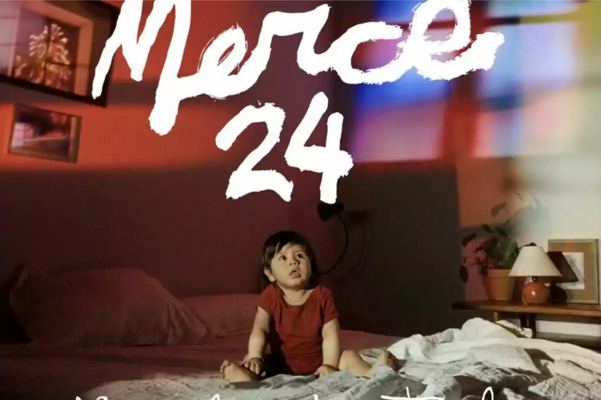 Un niño pequeño sentado en una cama con la palabra "Merce 24" escrita en grande sobre él, en una habitación iluminada con luces de colores.