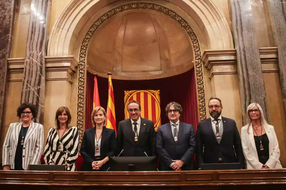 Foto de los miembros de la Mesa del Parlament de Catalunya situados en fila, de pie, en la tribuna del Parlament