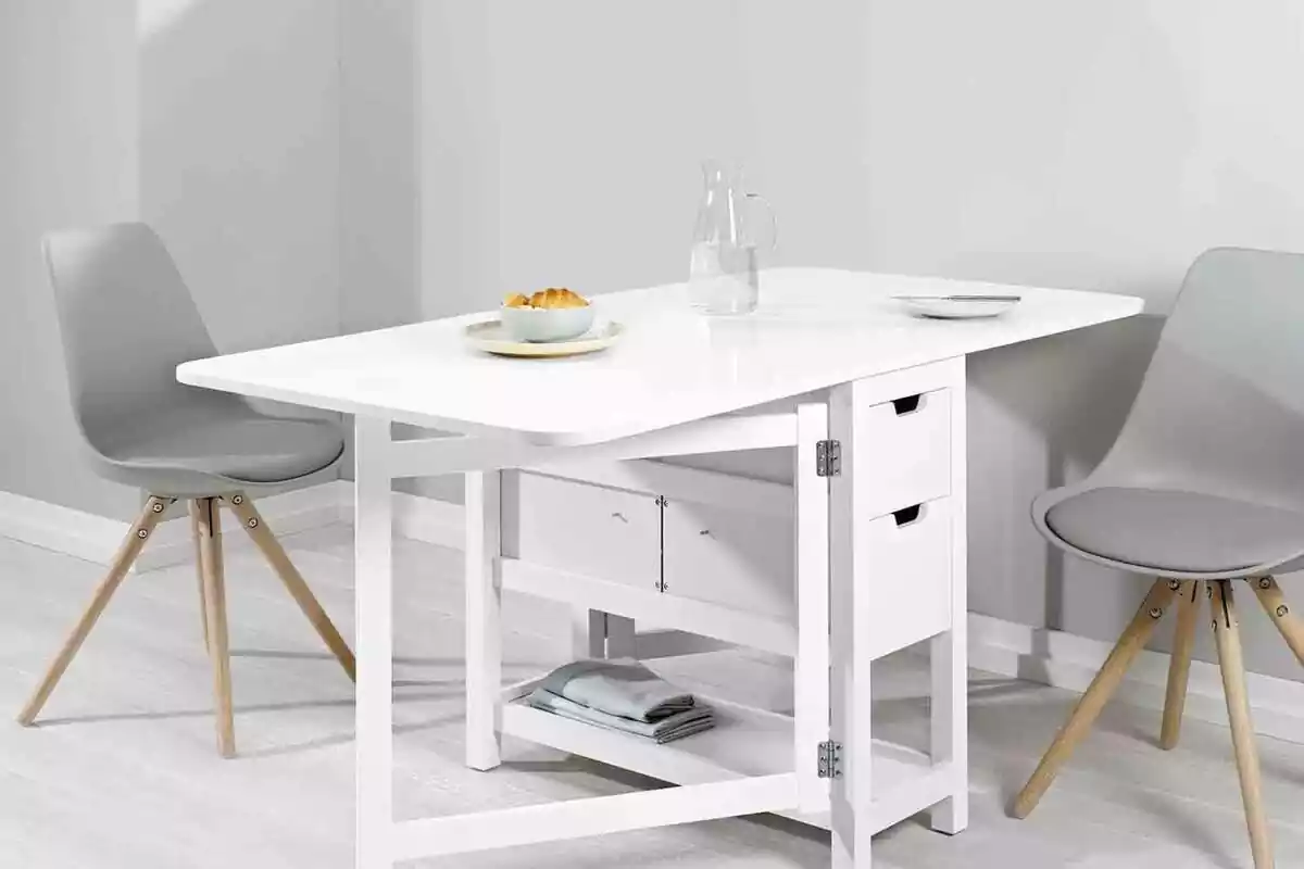 Una foto del tavolo pieghevole bianco di Lidl è un'idea di come starebbe in una sala da pranzo