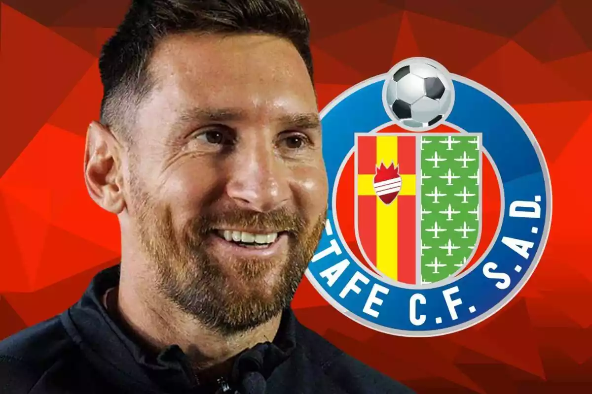 Lionel Messi con una gran sonrisa al lado de un escudo del Getafe