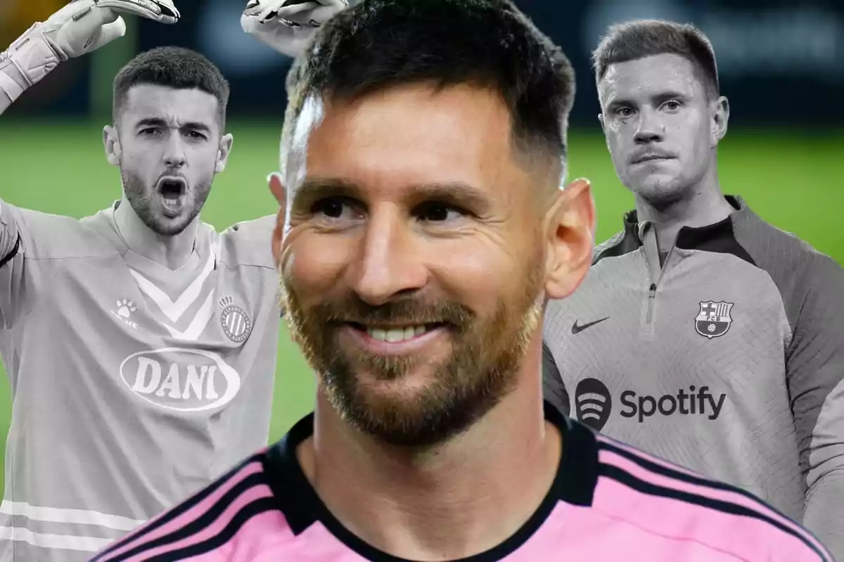 Un jugador de fútbol sonríe en primer plano mientras dos porteros aparecen en el fondo en blanco y negro.