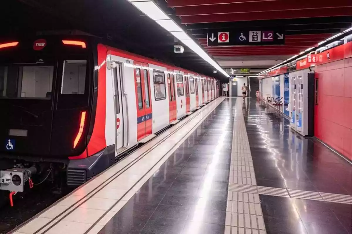 Metro parado en un anden de la L1 de Barcelona