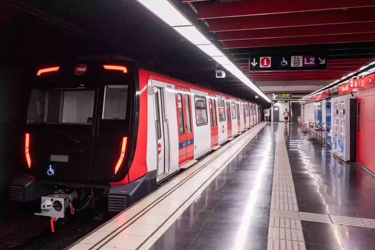 Imagen de un tren del metro de Barcelona