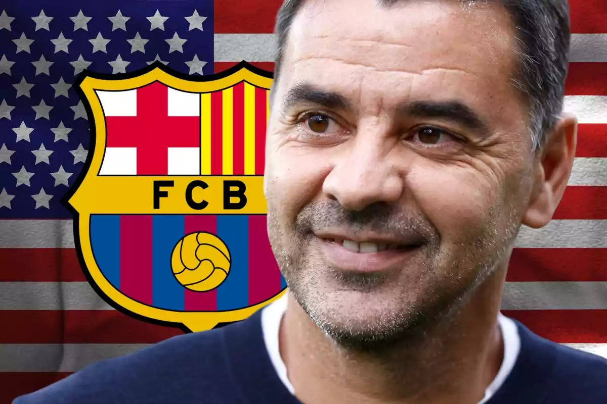 Hombre sonriente con barba frente a un escudo del FC Barcelona y una bandera de Estados Unidos de fondo.