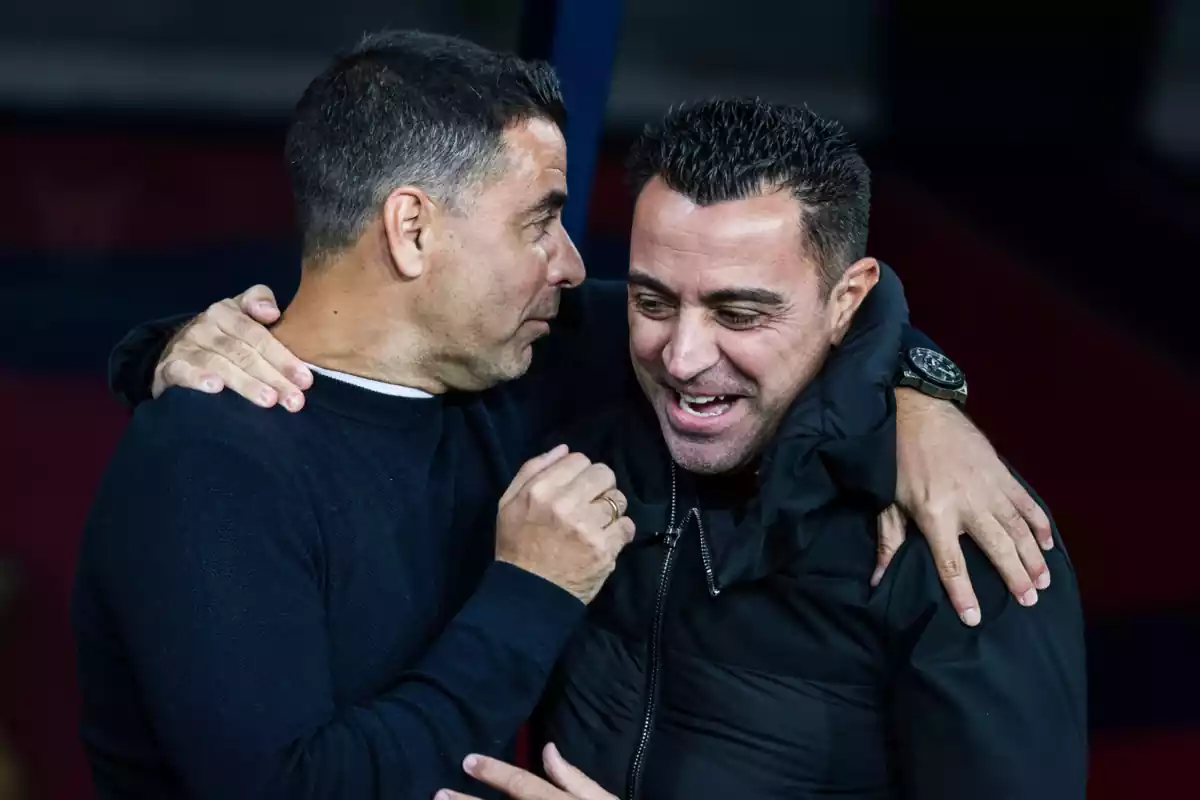 Michel abrazando a Xavi Hernández antes del partido entre el Girona y el Barça el 10 de diciembre de 2023