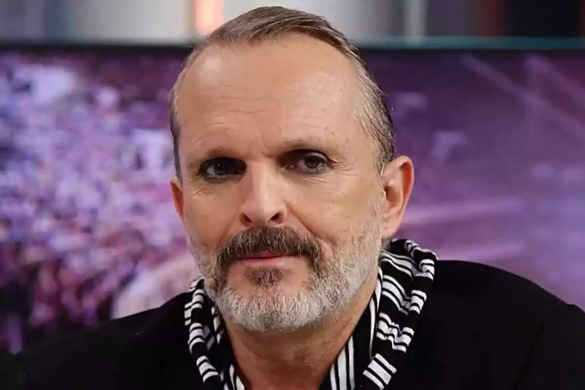 Primer plano de Miguel Bosé serio con los ojos pintados