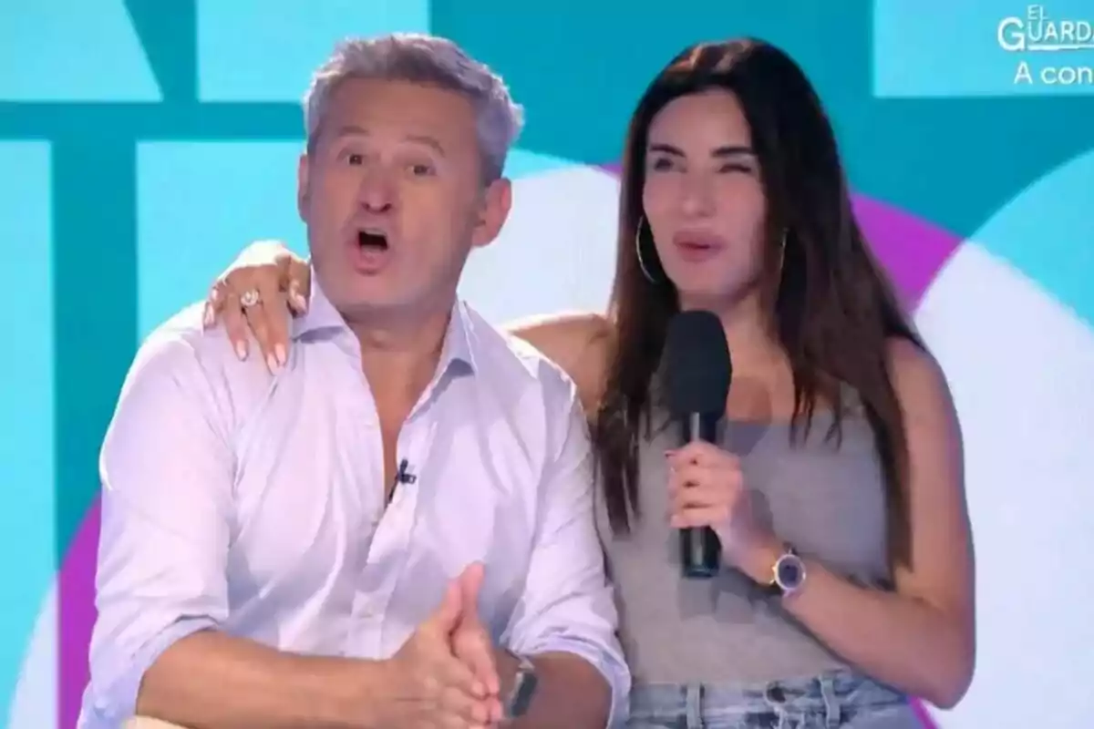 Captura de Miki Nadal con cabello canoso y Pilar Rubio con cabello largo y oscuro están juntos en Zapeando, el hombre lleva una camisa blanca y la mujer sostiene un micrófono y lleva una camiseta sin mangas gris.